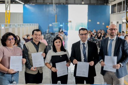 De izquierda a derecha, Alexander Reyes Guevara, oficial del proyecto PaMigrar y delegado AVODIS, Jhoswel Antonio Martínez, presidente ASIDEHU, Cindy Molina, Jefa de Unidad de Refugio de la Dirección General de Migración y Extranjería de Costa Rica, Jean Paul San Lee, subdirector de la Dirección General de Migración y Extranjería, Michele Falaschi, director de People in Ned para Latinoamérica.